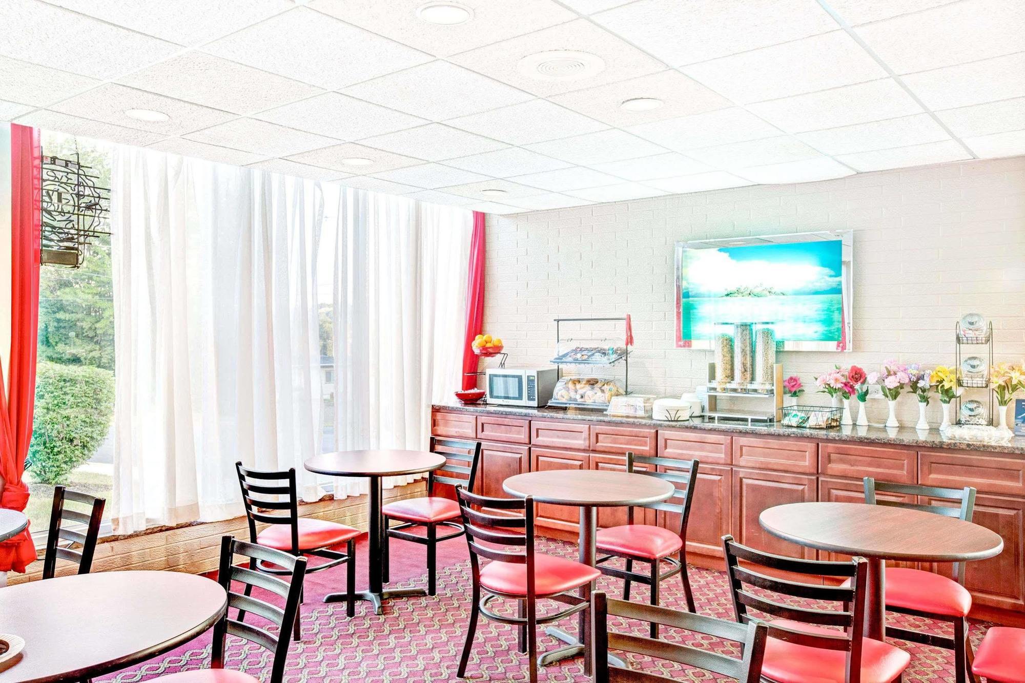 Ramada By Wyndham Rockaway Hotel Exterior foto